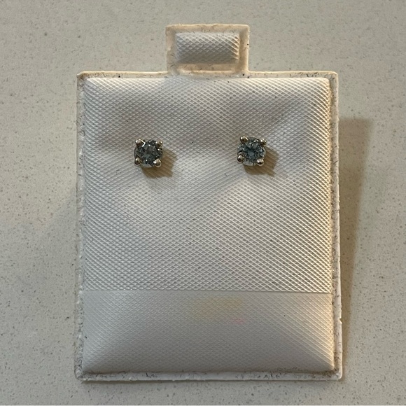 Aquamarine stud earrings set in sterling silver - Picture 4 of 7